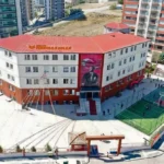 Ankara Teknoloji Koleji binası ve okul bahçesinin havadan görünümü